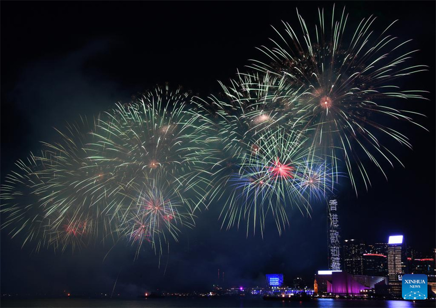 Fogos de artifício comemoram o 76º aniversário da fundação da República Popular da China