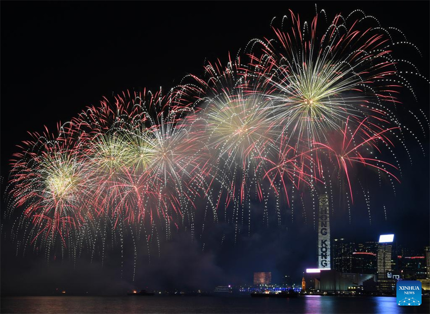 Fogos de artifício comemoram o 76º aniversário da fundação da República Popular da China