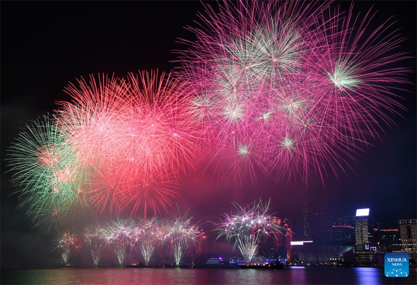 Fogos de artifício comemoram o 76º aniversário da fundação da República Popular da China