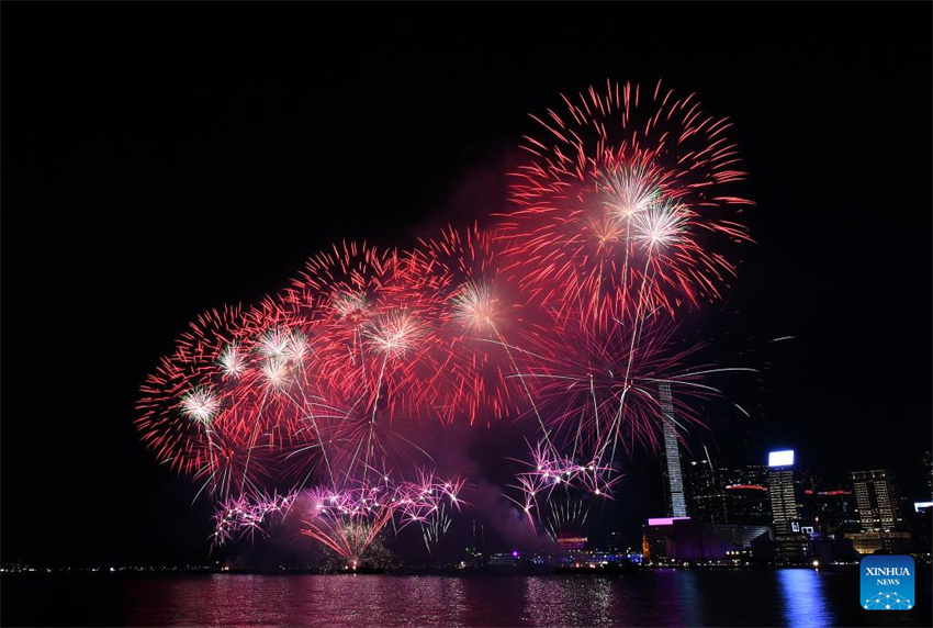 Fogos de artifício comemoram o 76º aniversário da fundação da República Popular da China