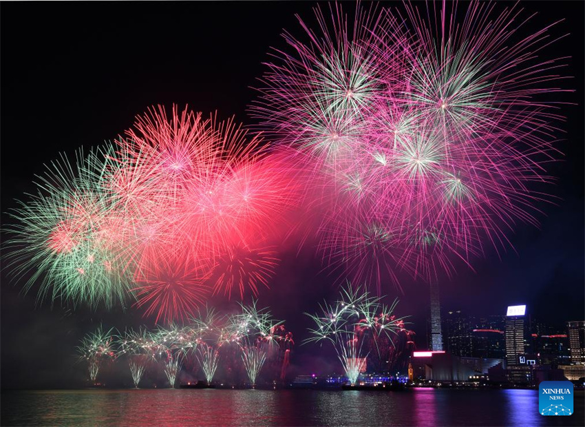 Fogos de artifício comemoram o 76º aniversário da fundação da República Popular da China