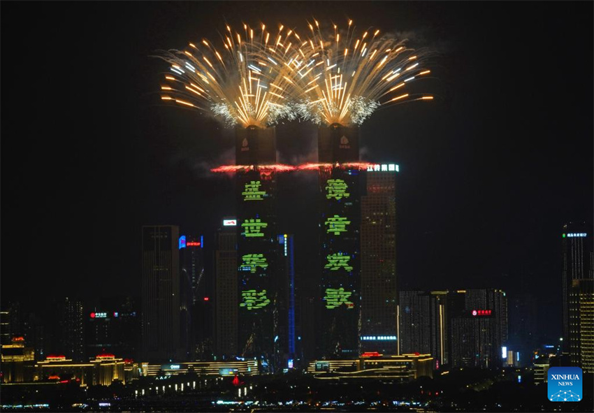 Fogos de artifício comemoram o 76º aniversário da fundação da República Popular da China