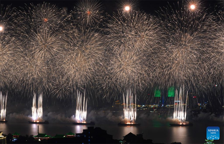 Fogos de artifício comemoram o 76º aniversário da fundação da República Popular da China