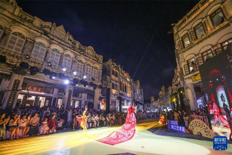 Desfile de patrimônio imaterial “ilumina” a rua comercial de Haikou
