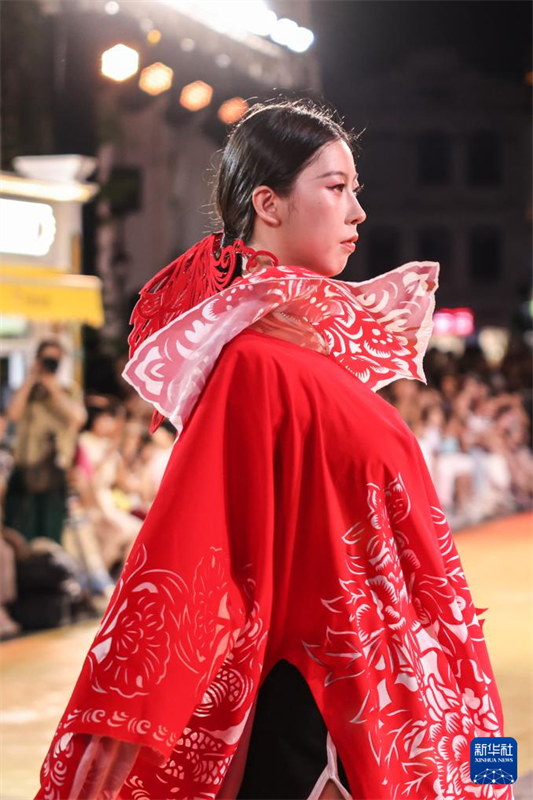 Desfile de patrimônio imaterial “ilumina” a rua comercial de Haikou