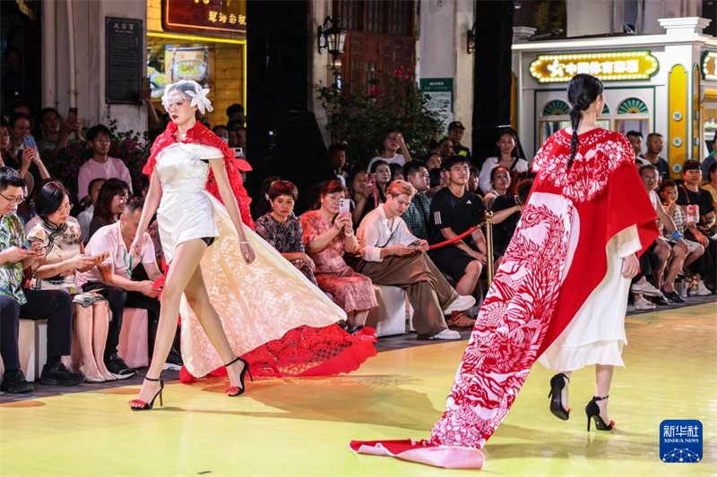 Desfile de patrimônio imaterial “ilumina” a rua comercial de Haikou
