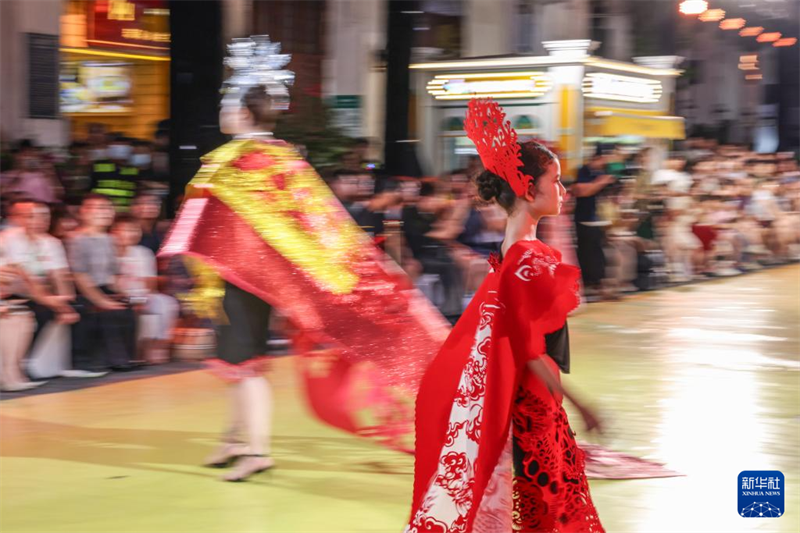 Desfile de patrimônio imaterial “ilumina” a rua comercial de Haikou