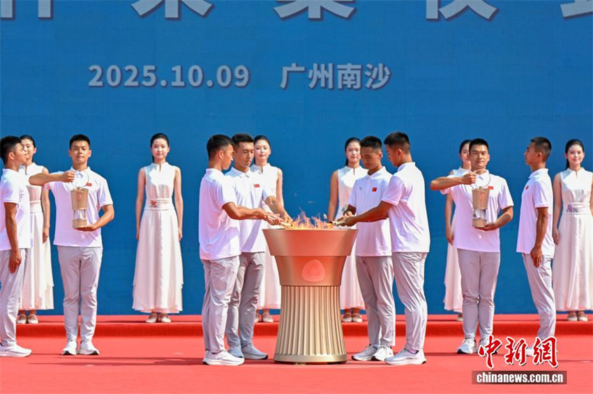 15ª edição dos Jogos Nacionais e Jogos Olímpicos Especiais para Deficientes: cerimônia de atear da chama realizada em Guangzhou