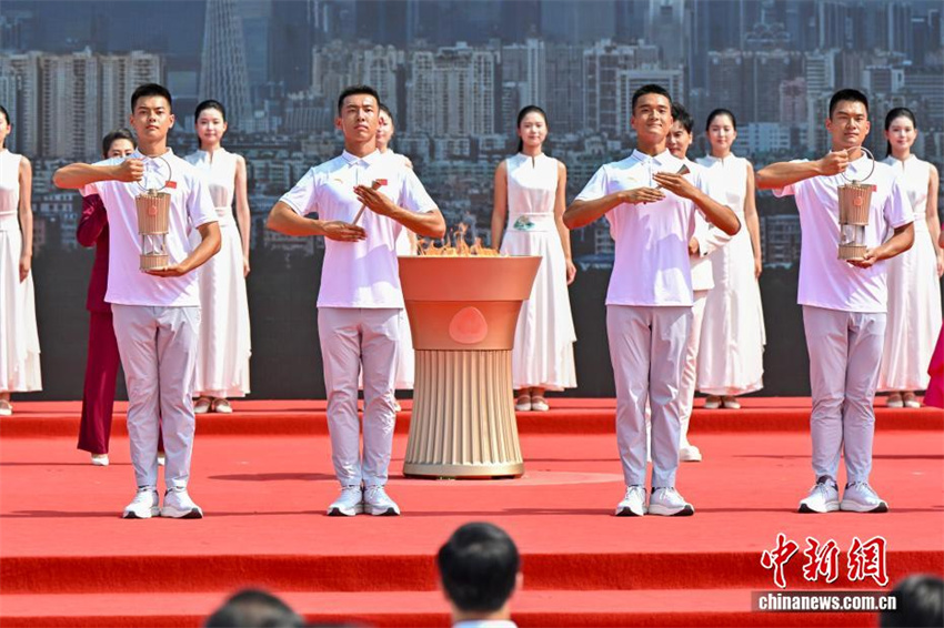 15ª edição dos Jogos Nacionais e Jogos Olímpicos Especiais para Deficientes: cerimônia de atear da chama realizada em Guangzhou