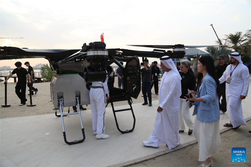Veículo voador chinês realiza demonstração nos Emirados Árabes Unidos