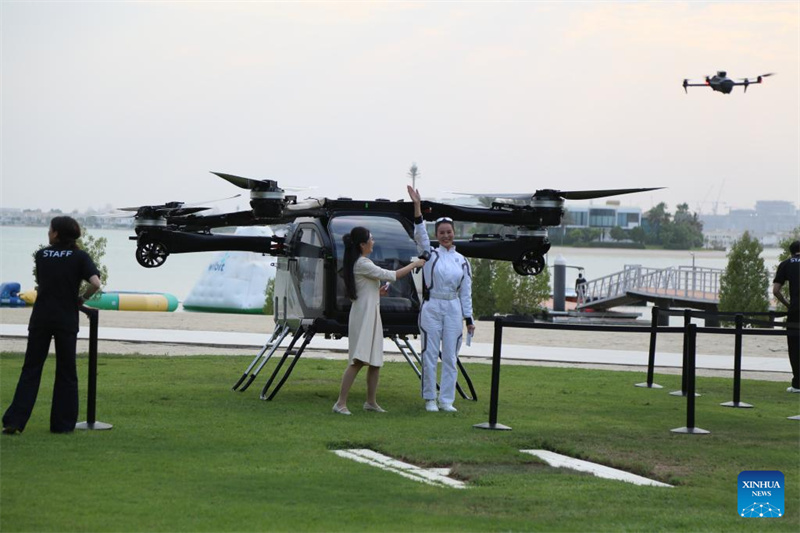 Veículo voador chinês realiza demonstração nos Emirados Árabes Unidos