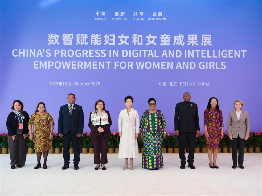 Peng Liyuan visita exposição sobre empoderamento digital e inteligente para mulheres e meninas
