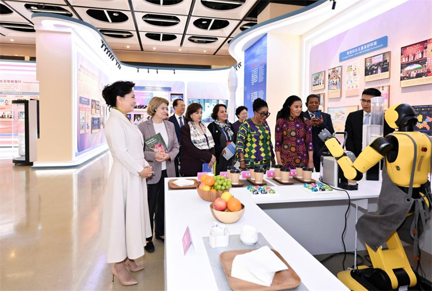 Peng Liyuan visita exposição sobre empoderamento digital e inteligente para mulheres e meninas