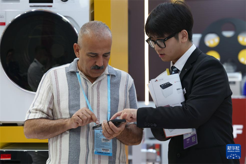 Feira de Cantão começa no sul da China com número recorde de expositores e compradores