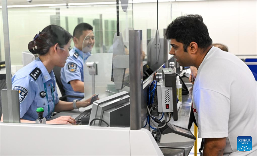 Estrangeiros entram em Hainan, na China, sob política favorável de entrada sem visto