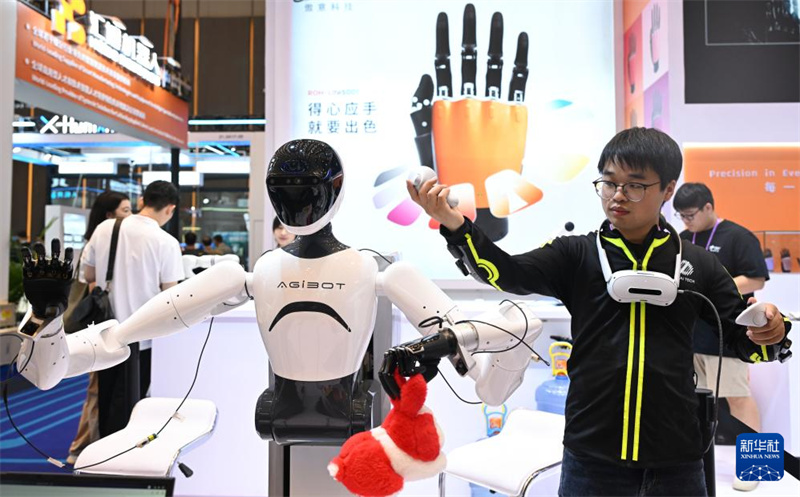 Feira de Cantão com foco em robôs de serviço e em novos destaques no desenvolvimento do comércio exterior