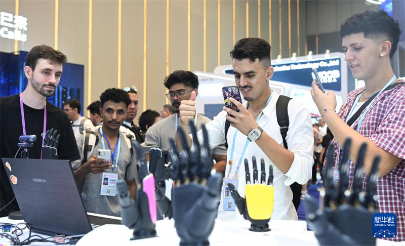 Feira de Cantão com foco em robôs de serviço e em novos destaques no desenvolvimento do comércio exterior