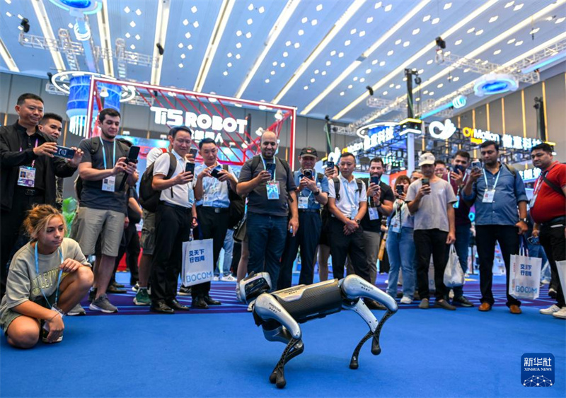 Feira de Cantão com foco em robôs de serviço e em novos destaques no desenvolvimento do comércio exterior