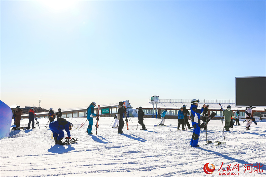 Temporada de Neve 2025-2026 aberta oficialmente em Hebei, norte da China
