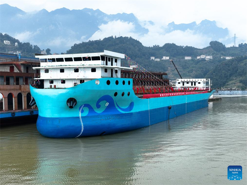 Maior graneleiro totalmente elétrico da China é lançado na China central