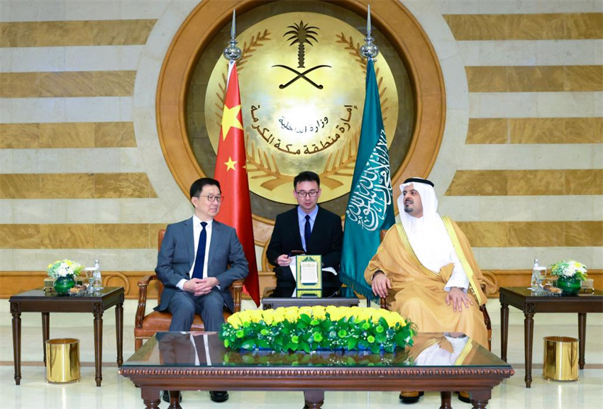 China e Arábia Saudita prometem elevar laços a novo patamar