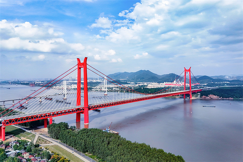 Primeira ponte suspensa estaiada de dois andares aberta ao tráfego sobre rio Yangtzé, leste da China