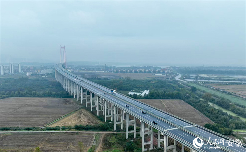 Primeira ponte suspensa estaiada de dois andares aberta ao tráfego sobre rio Yangtzé, leste da China