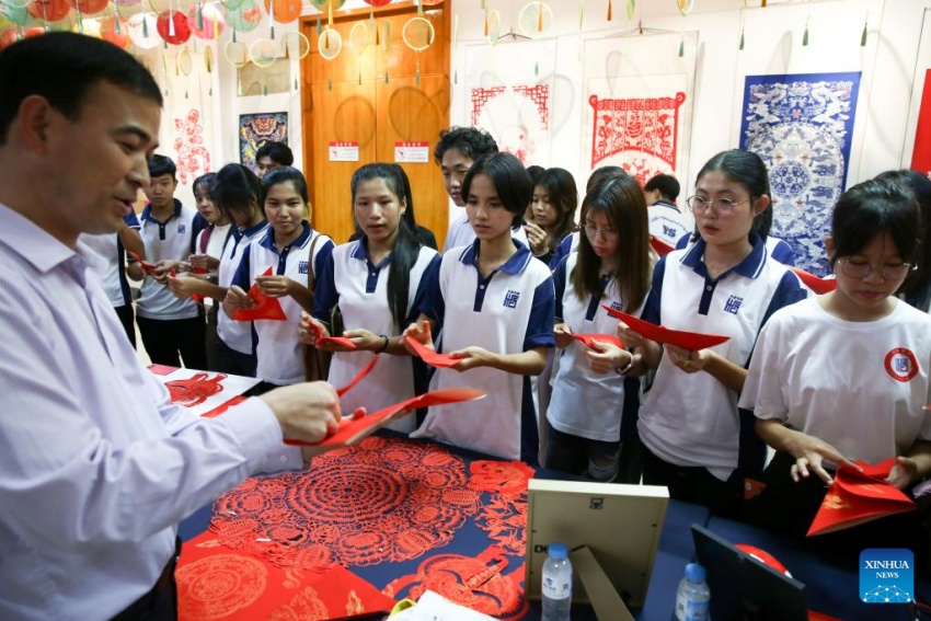 Exposição de arte chinesa de recorte de papel é realizada em Rangum, Mianmar