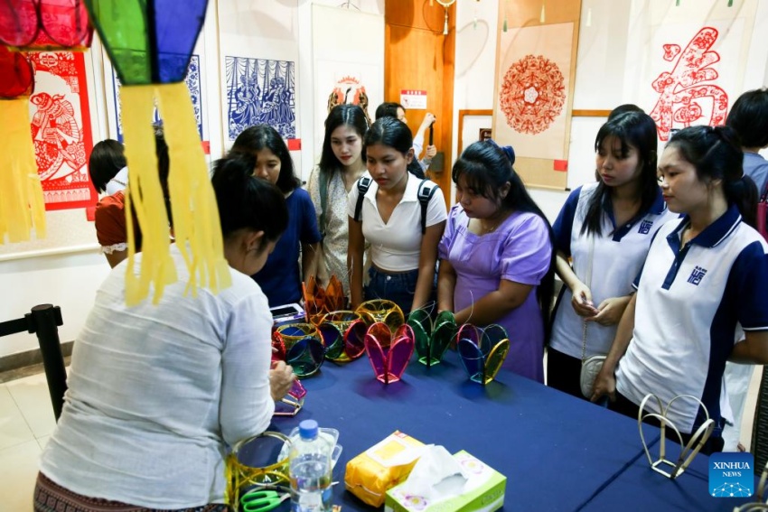 Exposição de arte chinesa de recorte de papel é realizada em Rangum, Mianmar