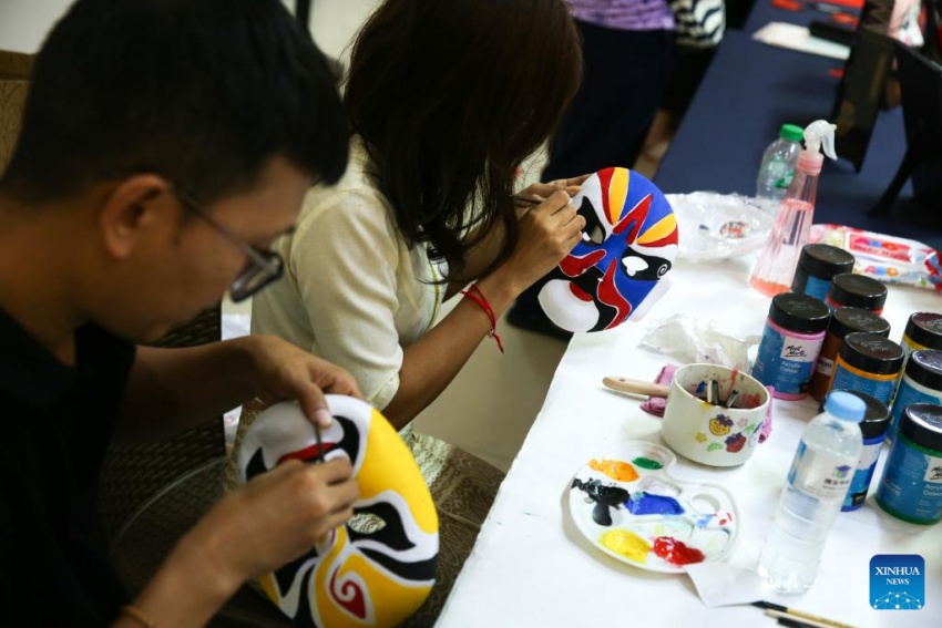 Exposição de arte chinesa de recorte de papel é realizada em Rangum, Mianmar