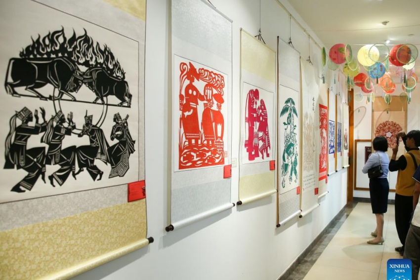 Exposição de arte chinesa de recorte de papel é realizada em Rangum, Mianmar