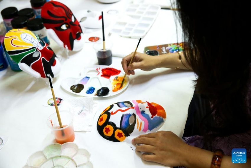 Exposição de arte chinesa de recorte de papel é realizada em Rangum, Mianmar