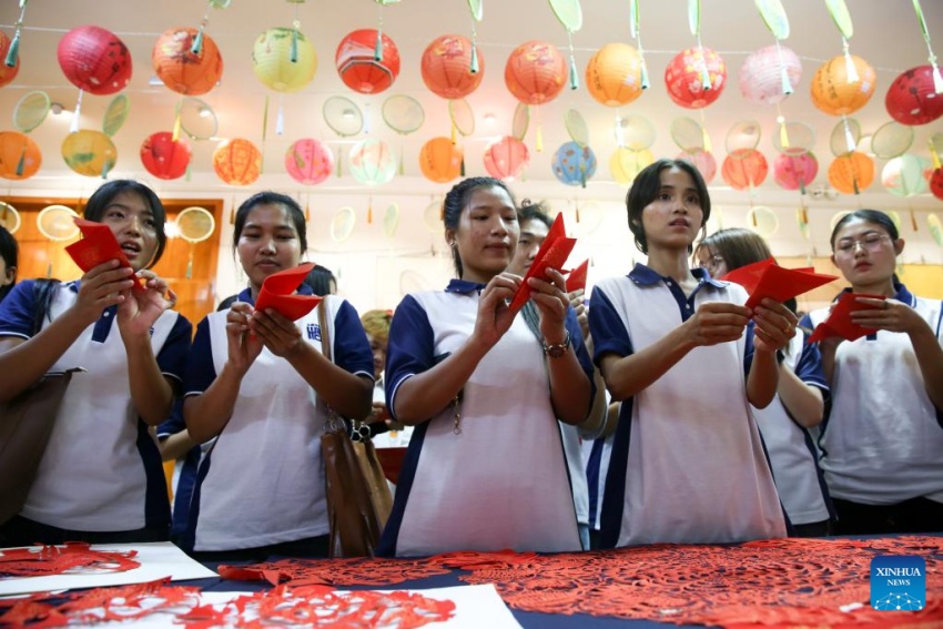 Exposição de arte chinesa de recorte de papel é realizada em Rangum, Mianmar