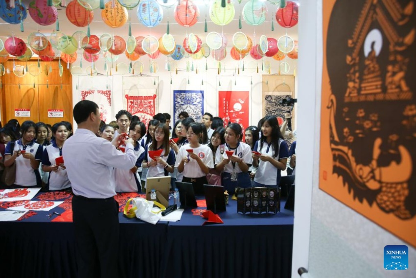 Exposição de arte chinesa de recorte de papel é realizada em Rangum, Mianmar