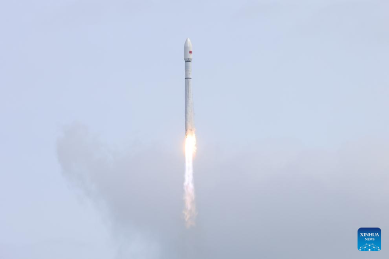 China lança grupo de satélites de órbita terrestre baixa