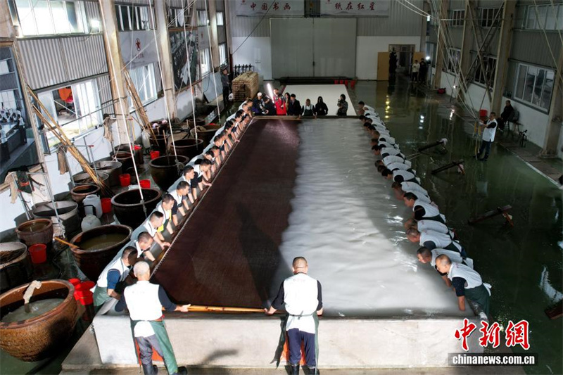 Tradição em grande escala: confeccionada folha de papel Xuan de 11 metros