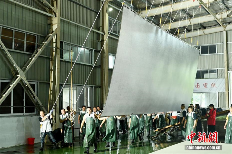 Tradição em grande escala: confeccionada folha de papel Xuan de 11 metros