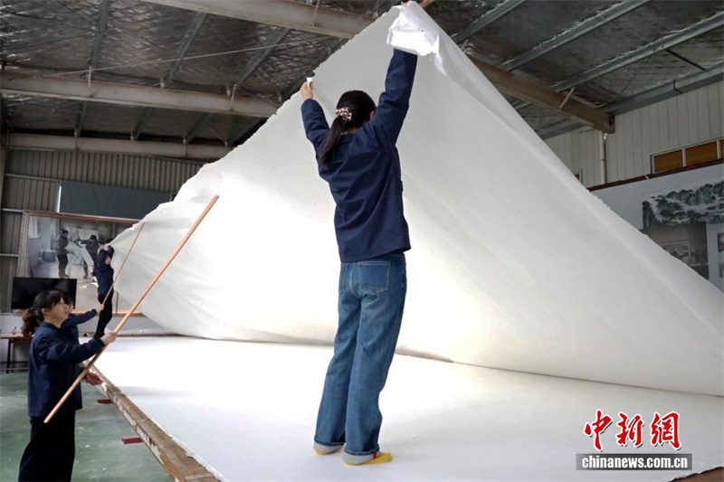 Tradição em grande escala: confeccionada folha de papel Xuan de 11 metros