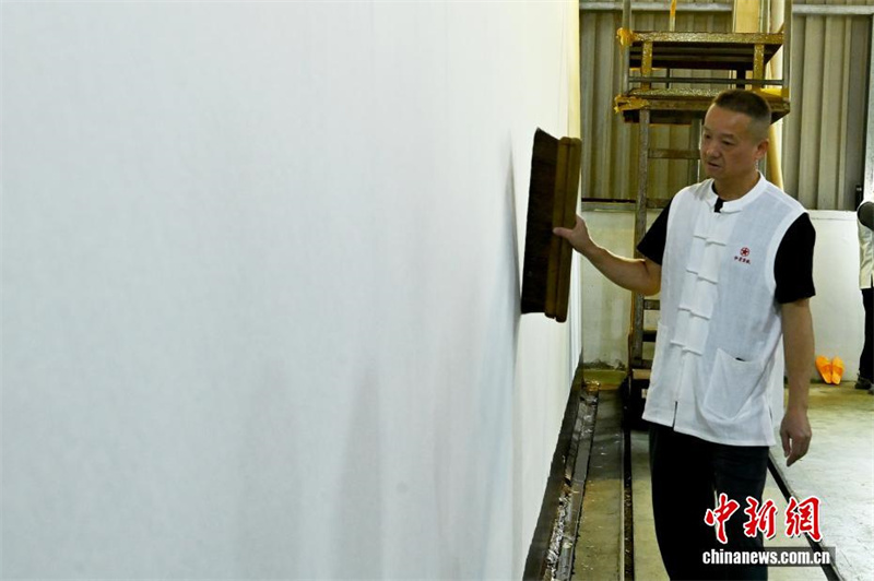 Tradição em grande escala: confeccionada folha de papel Xuan de 11 metros