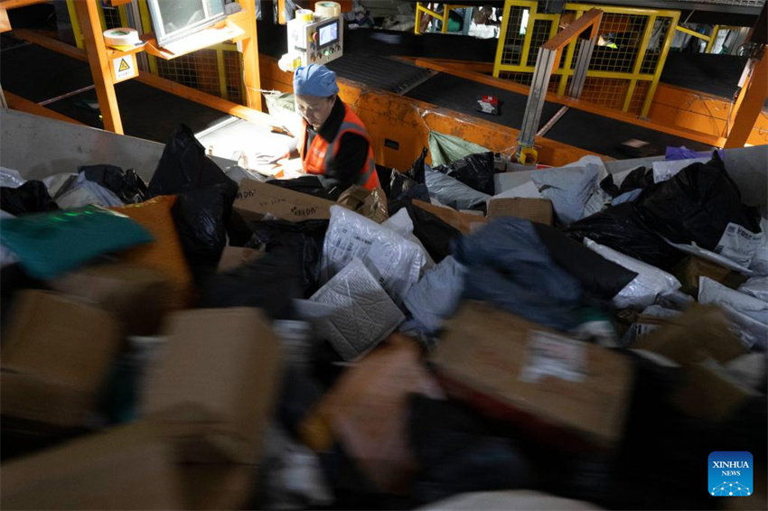 Correios da China se esforçam para garantir a entrega de encomendas para o festival de compras online 