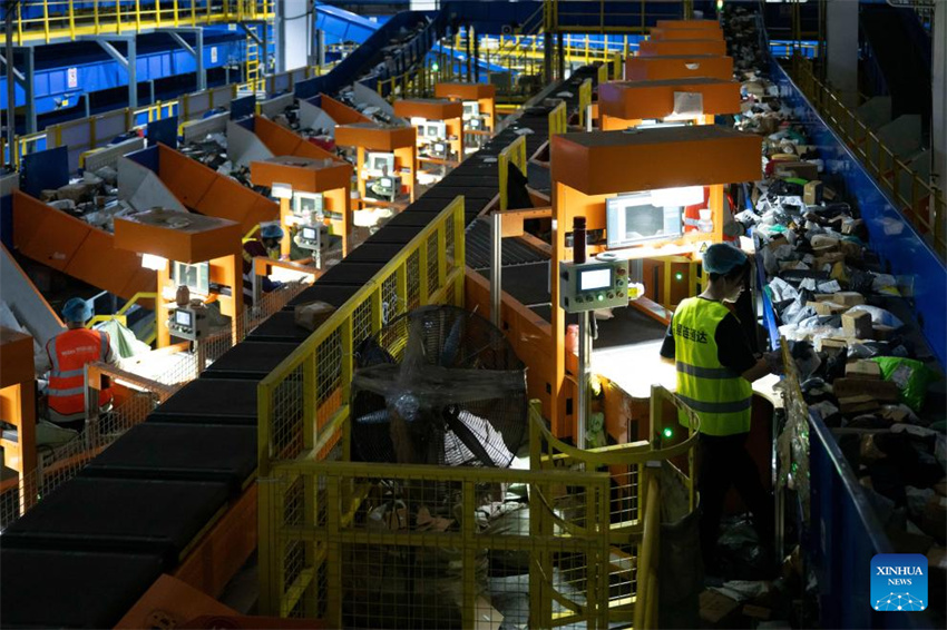 Correios da China se esforçam para garantir a entrega de encomendas para o festival de compras online 