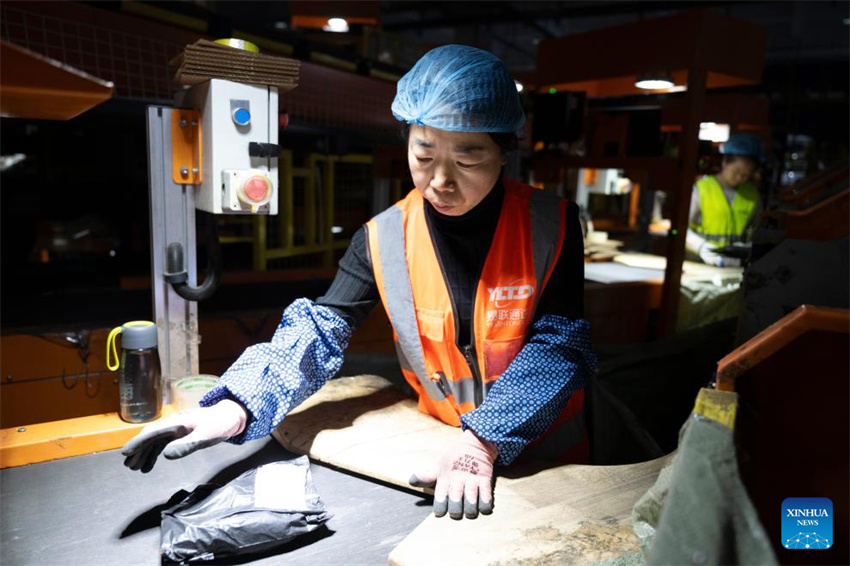 Correios da China se esforçam para garantir a entrega de encomendas para o festival de compras online 