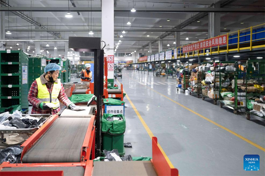 Correios da China se esforçam para garantir a entrega de encomendas para o festival de compras online 