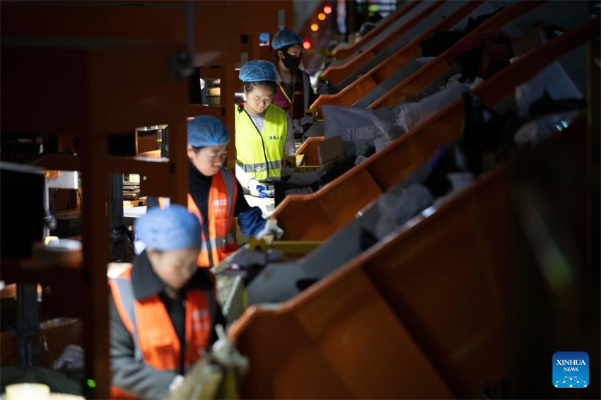 Correios da China se esforçam para garantir a entrega de encomendas para o festival de compras online 