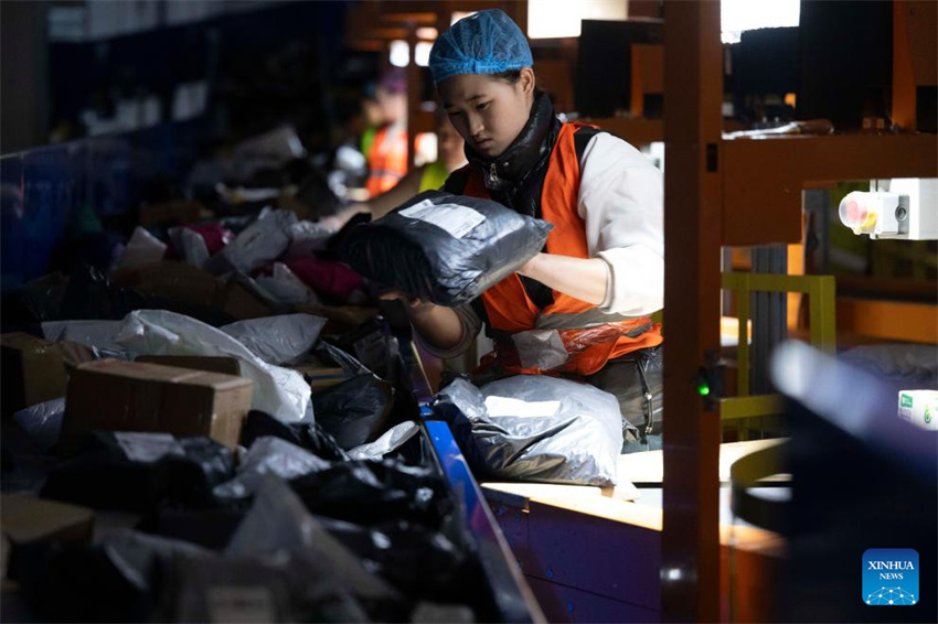 Correios da China se esforçam para garantir a entrega de encomendas para o festival de compras online 