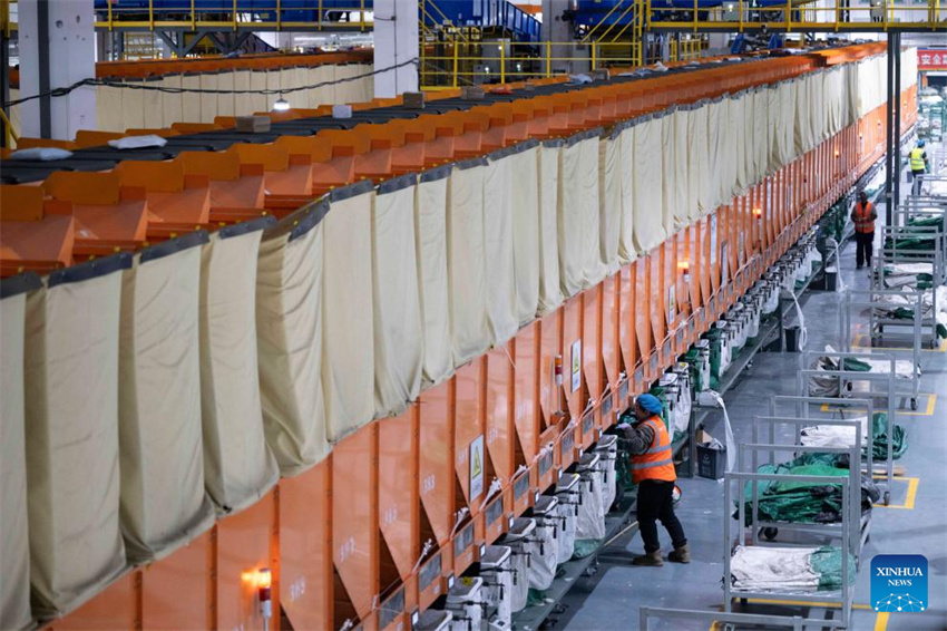 Correios da China se esforçam para garantir a entrega de encomendas para o festival de compras online 