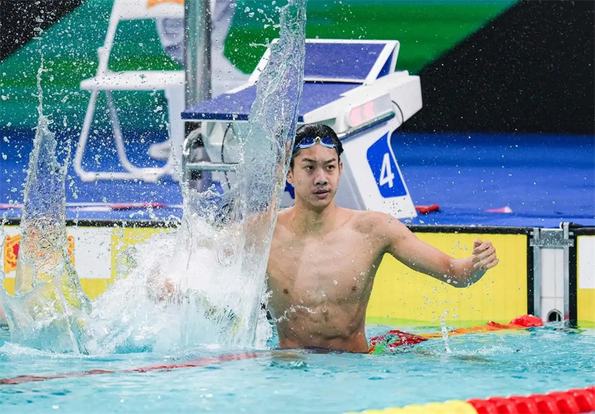 Zhang Zhanshuo, de 18 anos, quebra o recorde mundial júnior e supera estrelas para conquistar o ouro nos 15º Jogos Nacionais da China