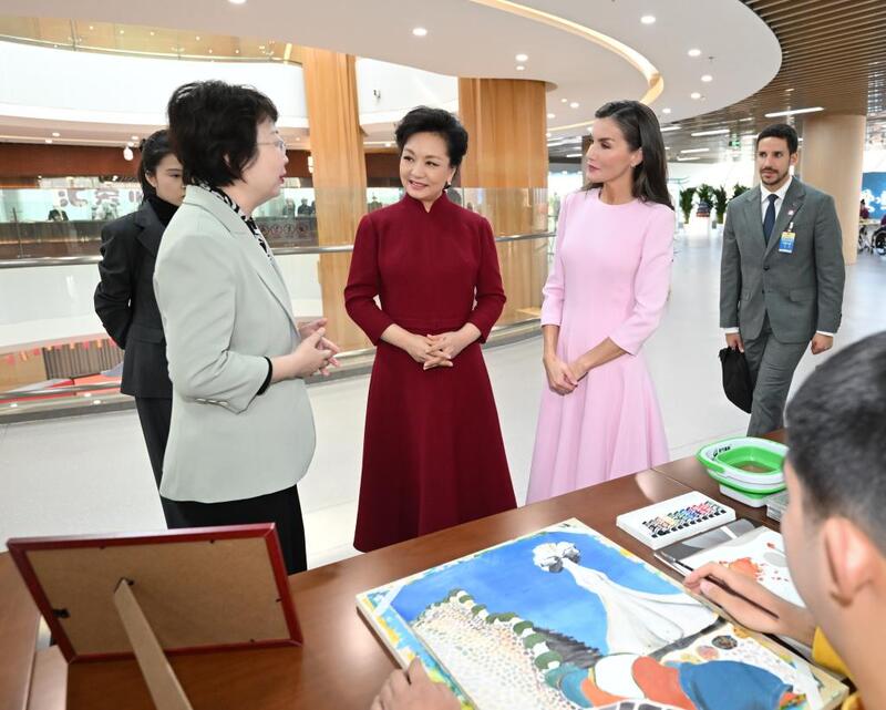 Peng Liyuan e rainha Letizia da Espanha visitam centro de serviços para pessoas com deficiência em Beijing