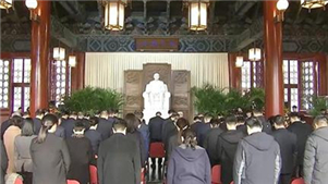 China comemora o 159º aniversário de nascimento de Sun Yat-sen A China realizou na quarta-feira (12) uma cerimônia para marcar o 159º aniversário de nascimento do grande herói nacional Sun Yat-sen no Parque Zhongshan, no centro de Beijing, um local que leva seu nome.