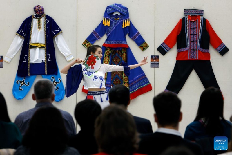 Trajes étnicos chineses estão em exposição na Romênia